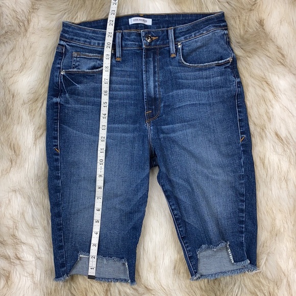 Good American Stagger Hem Bermuda Denim Jean Shorts, Size 6/28, New with Tags - Picture 9 of 16